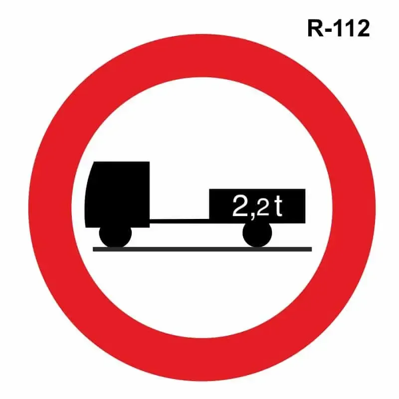 Entrada prohibida a vehículos de motor con remolque ( R-112 )